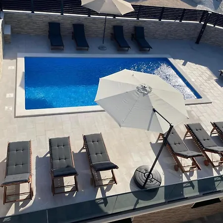 Milas With Pool * Jesenice (Split-Dalmatia)