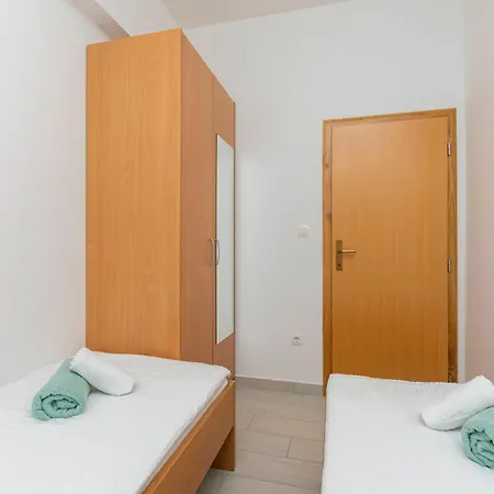 Milas With Pool * Jesenice (Split-Dalmatia)