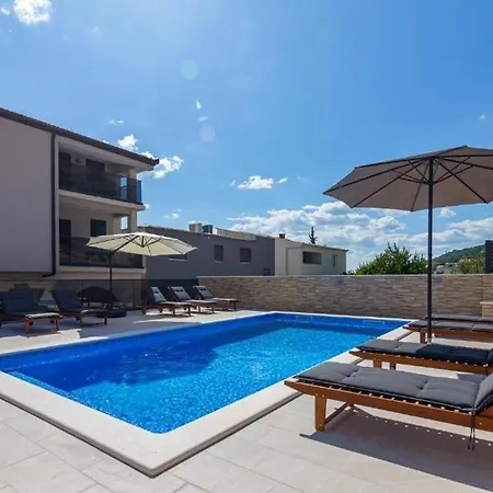 Milas With Pool Apartment Jesenice (Split-Dalmatia)