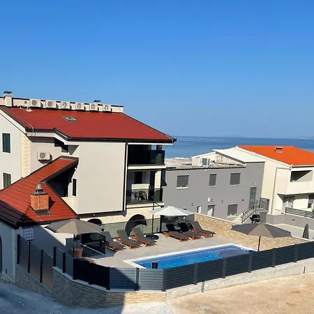 Milas With Pool Appartement Jesenice (Split-Dalmatia)