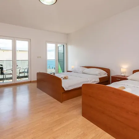 Milas With Pool Appartement Jesenice (Split-Dalmatia)