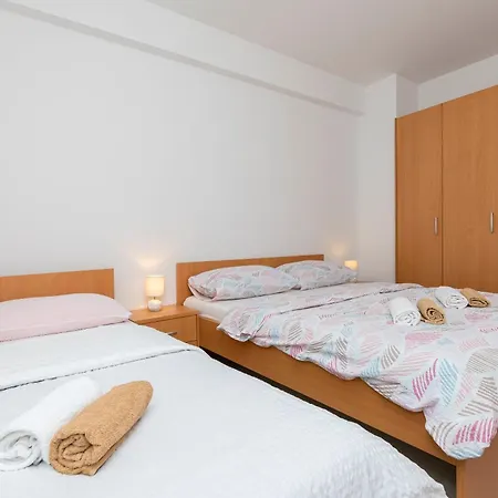 Milas With Pool Appartement Jesenice (Split-Dalmatia)