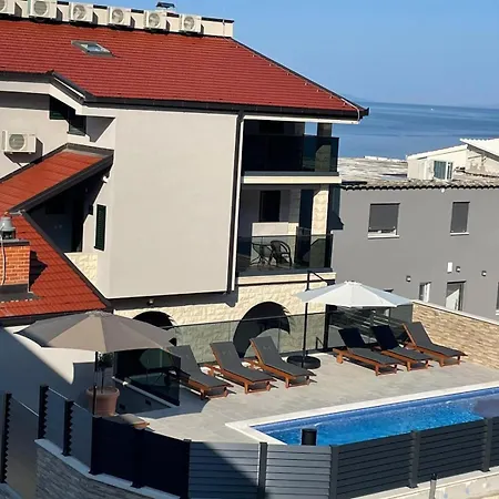 Milas With Pool Appartement Jesenice (Split-Dalmatia)